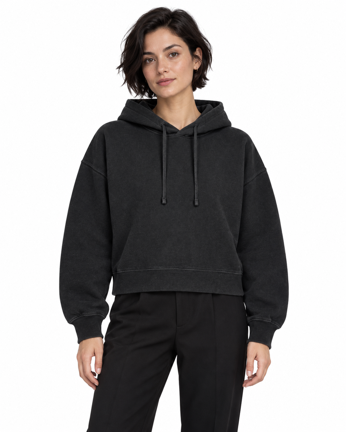 KI-Stylingbild: BONNHAIR Hoodie Black Rock an einem weiblichen Model; keine verbindliche Passformdarstellung.